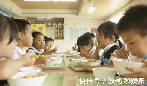 幼儿园|宝宝在幼儿园吃饭，不小心把菜弄地上，老师不脏，捡起来吃