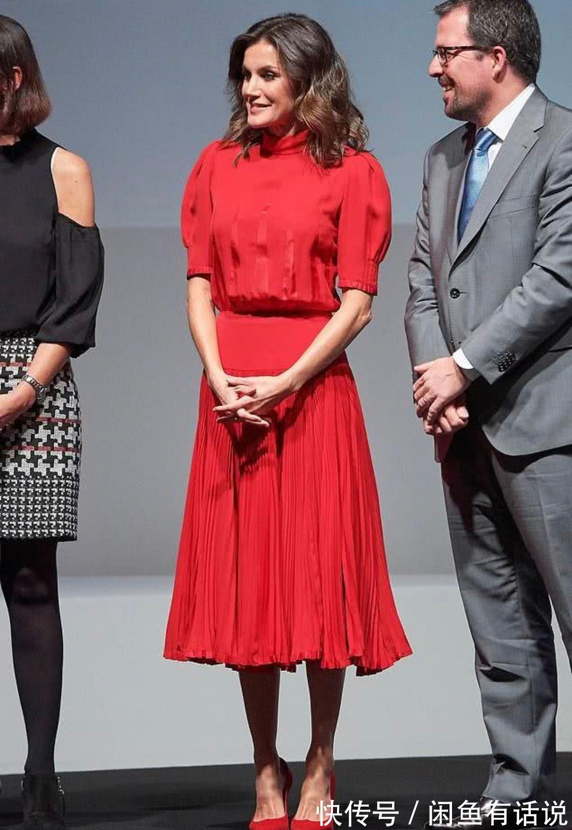 协调感|西班牙王后穿火了“中国红”,一袭红裙优雅到骨子里,气质好高级