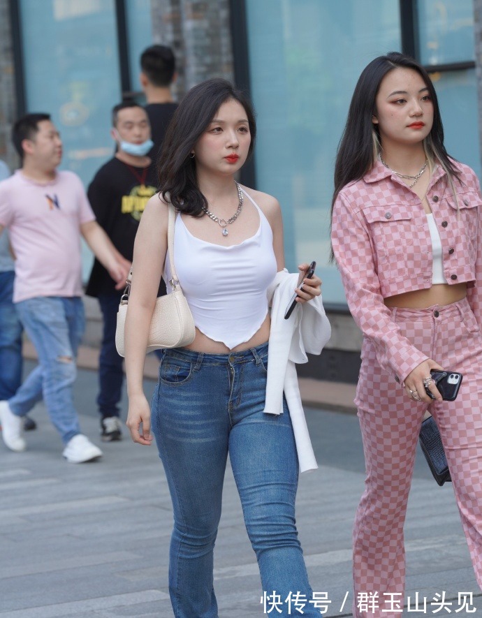 神器 吊带真的是爱美女士的“神器”,既能让造型好看,又清凉舒适!