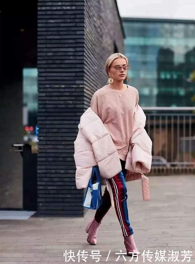 最近火了一种穿法:卫衣+羽绒服,时髦显瘦,承包整个冬季的时尚