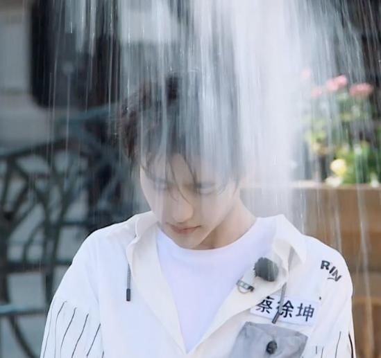 明星淋水暴露真实状态,蔡徐坤没变化,宋亚轩这肤色认真的?