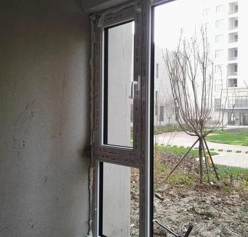 填缝|门窗全靠发泡胶固定?别逗了!这才是正确填缝,难怪你家漏风变形