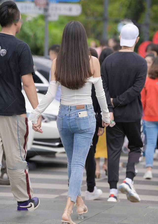 上衣|美女街拍:牛仔裤要这样穿,搭配时髦上衣,造型才能显得时尚不俗气