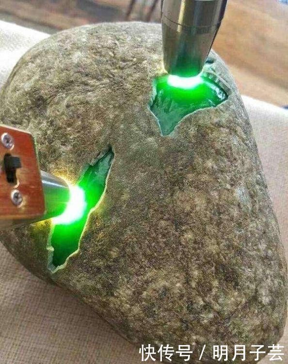 一刀穷一刀富,明码标价卖切糕,商家表示不宰客,为何无人买账?