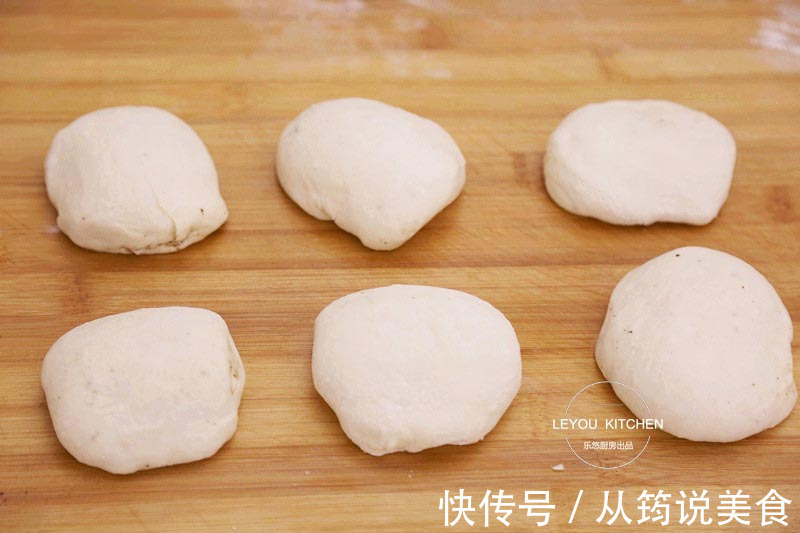 烙饼干硬那是方法不对,试试这种,用凉水和面,照样软软的