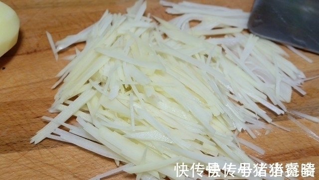 土豆、鸡蛋加面粉,轻松做出快手早餐饼,成本低营养好,值得推荐