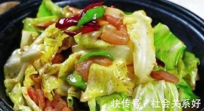 炒包菜时，万万不要直接下锅多加这1步，包菜更翠绿，还不出水