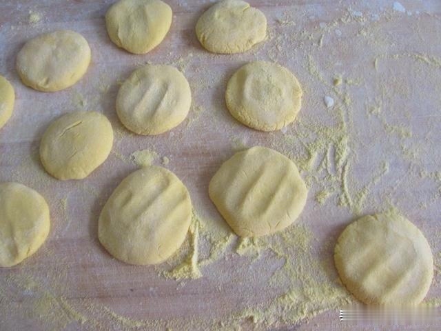 玉米面这样做简单快捷，暄软喷香，比包子馒头好，中老年人要多吃