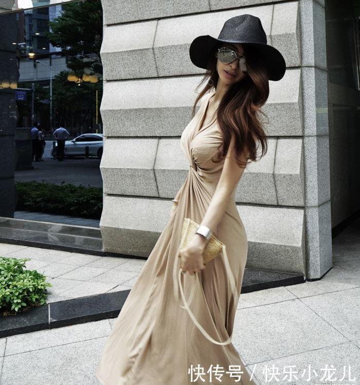 街拍扭曲裹胸长裙,有点小性感仿若绝代佳人
