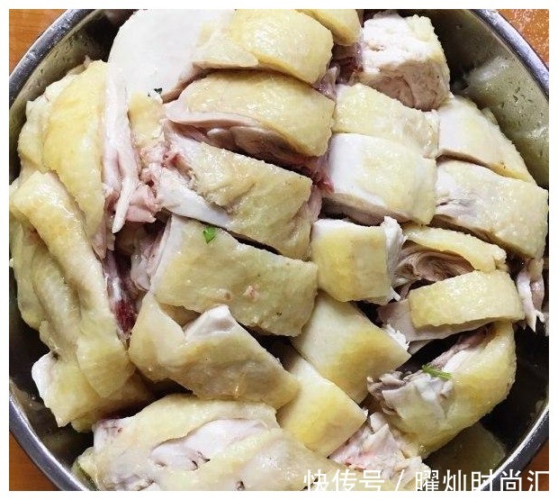 肉质|想要白切鸡不散,只要注意“这1步”,肉质鲜嫩紧实有弹性