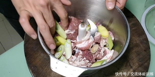 简单的家常菜《萝卜丸子汤》丸子好吃，汤鲜味美的秘密