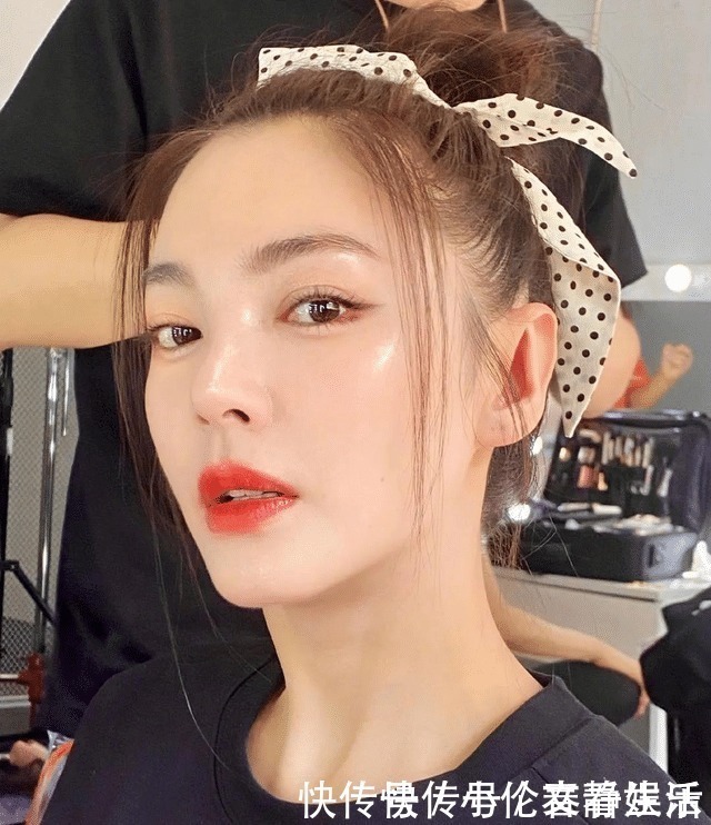 丸子头|冬天再懒也不要散着头发了,有静电,试试这3款扎发,洋气显脸小