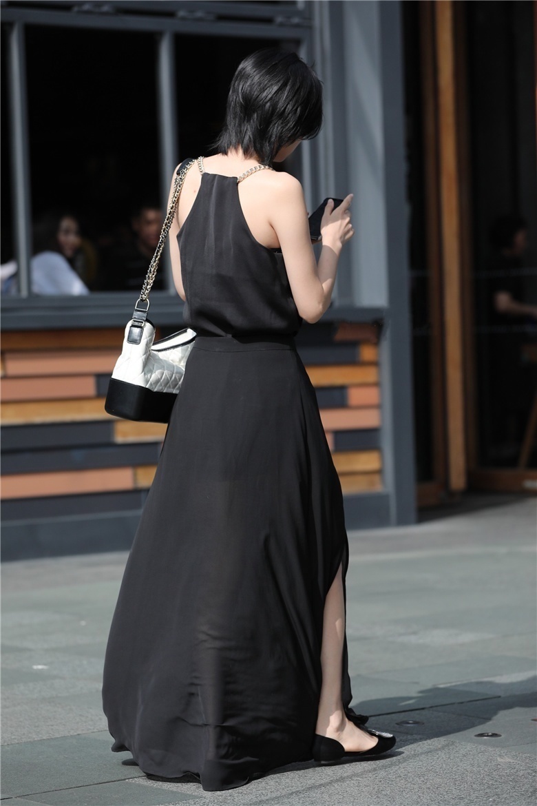 街拍小姐姐一件简单的开叉裙搭配一个斜挎包，青春靓丽去逛街