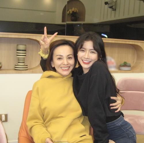 《怦然再心動》蔡卓宜曬合照，看清她的姿勢后，小女生心思很明顯