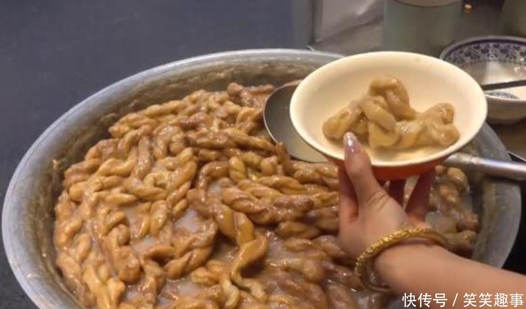 河南“网红早餐”,1碗4元,每天卖6大桶,外地人:不再想吃第2次