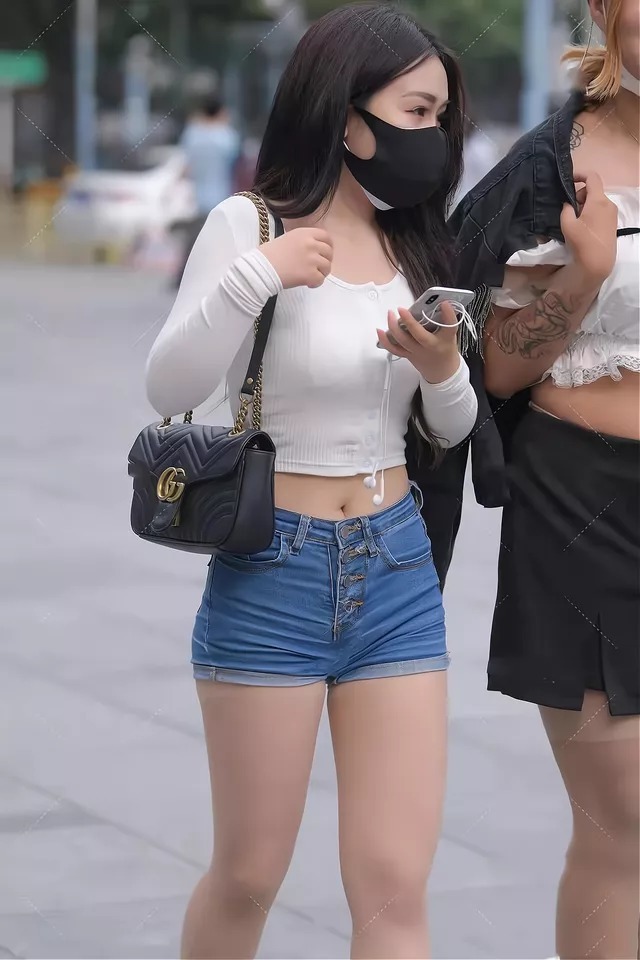 时髦 白色针织衫搭配蓝色牛仔短裤,不仅时髦有型,还显得十分清新自然