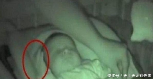 满月|满月婴儿深夜饿醒,吃奶的时候再次睡着,下一刻妈妈不淡定了