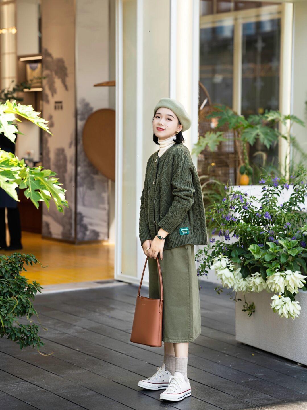 半身裙|天气回暖该怎么穿出氛围感?米色卫衣+黑色半身裙,清纯又不失个性