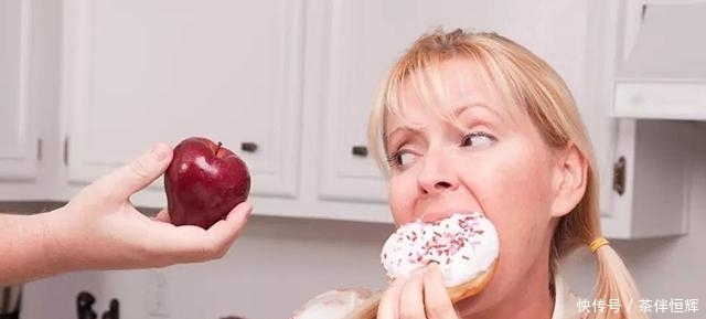 嘴馋|孕妈嘴馋偷吃炸鸡,被婆婆发现后挨骂,孕期真该“戒掉”这些行为