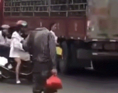 |搞笑GIF:表妹担心有人偷竹子,她每天一个人去后山点数!