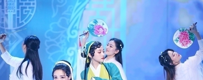 关晓彤豁出去了，大胆尝试青蛇造型，网友：我选白蛇！