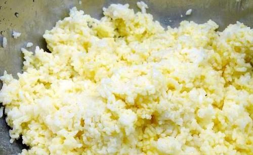 做蛋炒饭，先炒鸡蛋还是先炒饭？教你正确做法，米饭又香又好吃