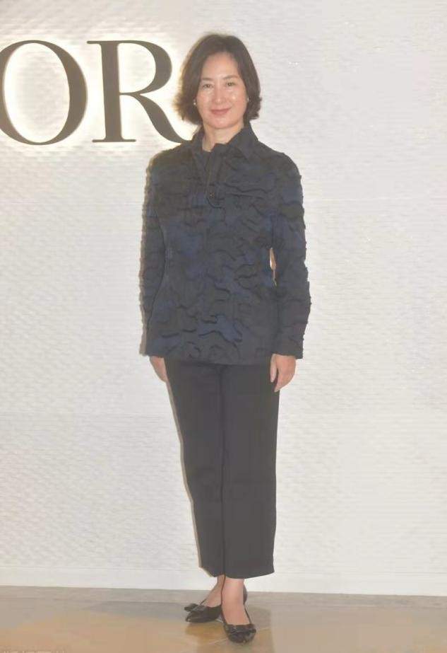 九分裤 何超琼走红毯穿得好保守,一身正装像是领导视察,富态气质真绝了