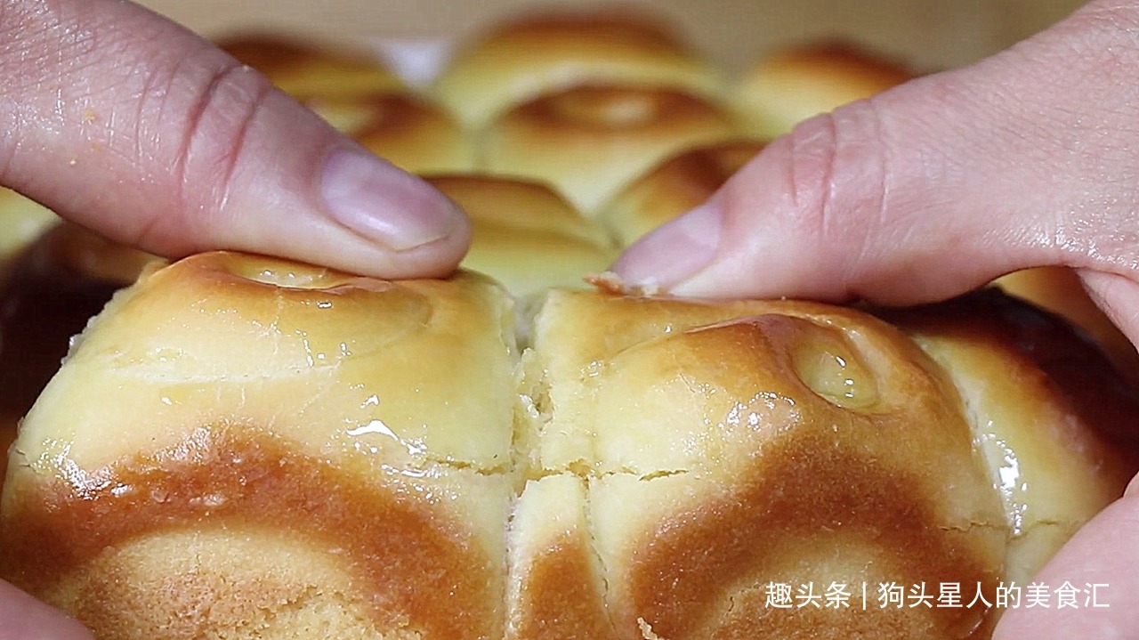 想吃面包不用出去买了，教你在家做，金黄酥脆会拉丝，柔软香甜