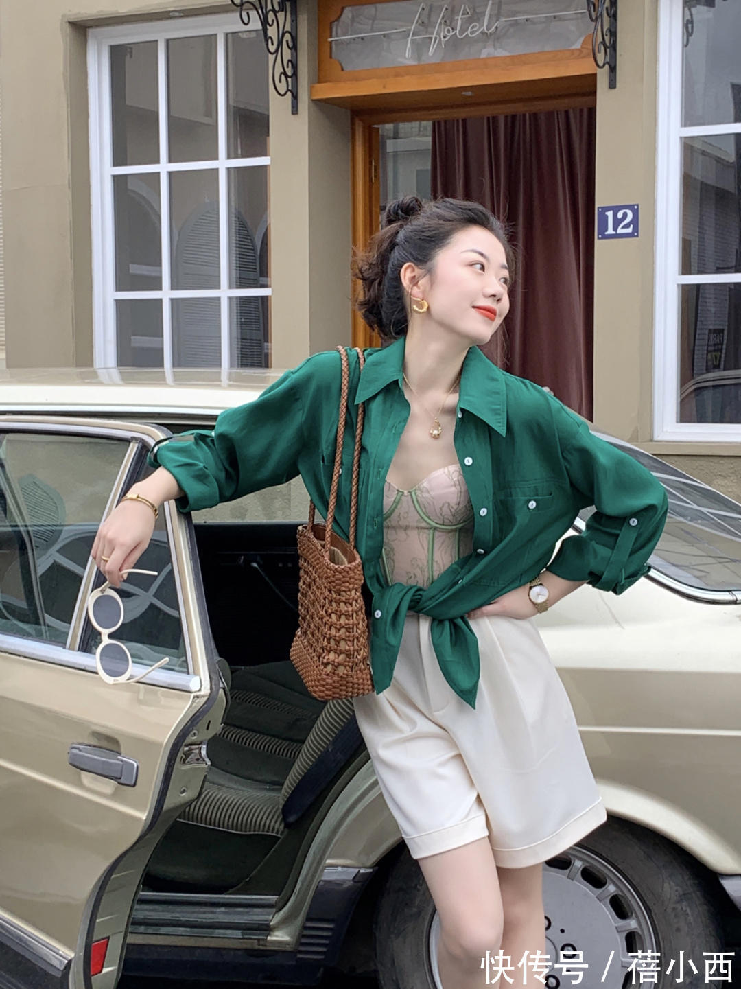 穿搭|夏末初秋如何穿才时髦?学这位博主的复古穿搭造型,瞬间展现魅力