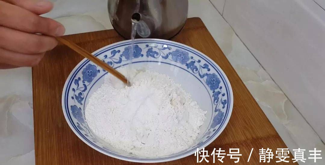 鸡蛋灌饼|吃早餐蛋糕的新方法,淋上蛋液,比手抓蛋糕简单,比鸡蛋灌饼好