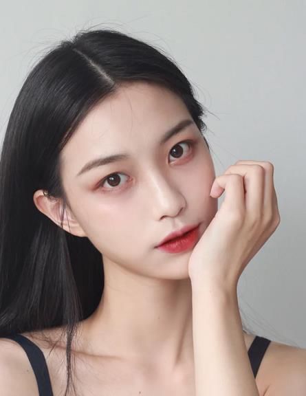 别再烫“卷发”了！2021年盛行直发，减龄好打理还显脸小