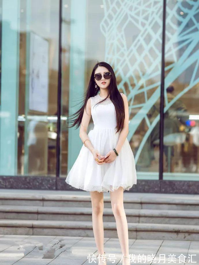 气质 小姐姐脚上一双气质的高跟凉鞋,整体的搭配优雅又气质