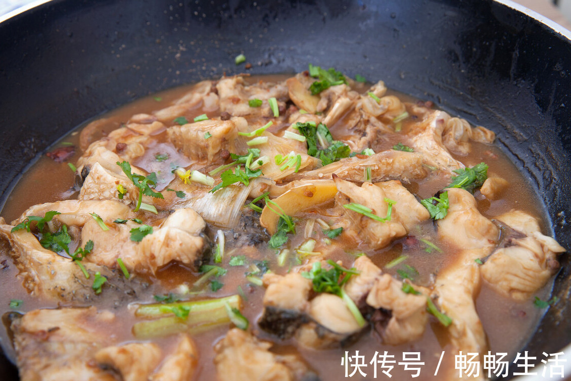 鱼肉|炖鱼，不要只会加料酒，多放这2样，鱼肉鲜嫩不柴，去腥效果好