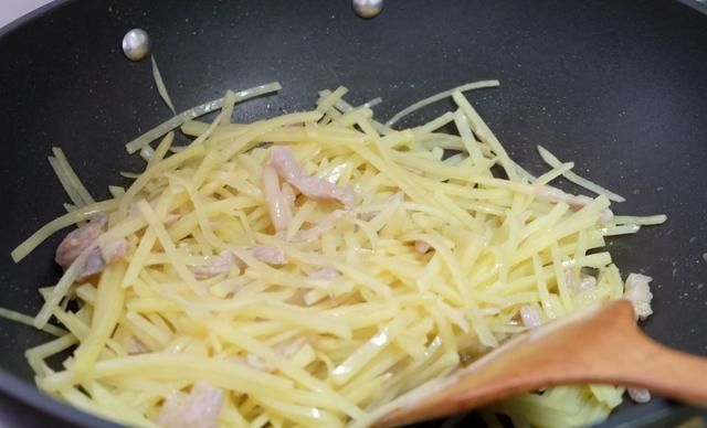 酥脆可口|炒土豆丝,不要用盐水浸泡,把盐水变成“它”,酥脆可口