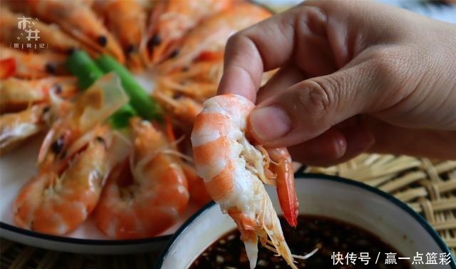 大虾,用水煮还是蒸都不对,渔民教你一招,虾肉不柴,特鲜香!