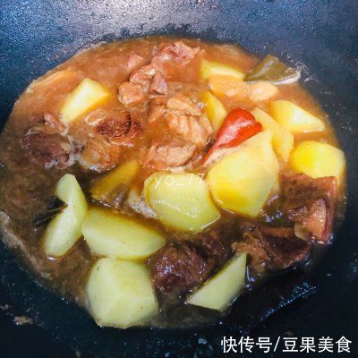  回味无穷的年菜必备红焖土豆羊肉来拯救你的胃