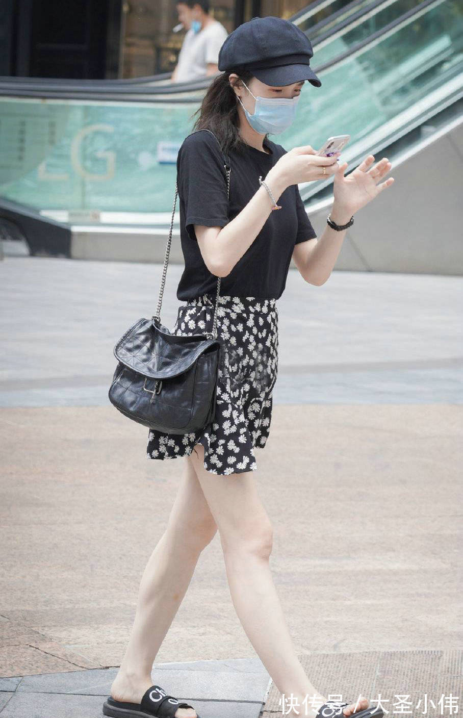 t恤 美女街拍:黑色宽松的t恤,搭配着一条紧身的牛仔半裙,精致时尚特别性感