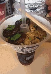 |搞笑GIF：哎呀！你给我点的这个香肠太大了，我吃不完！