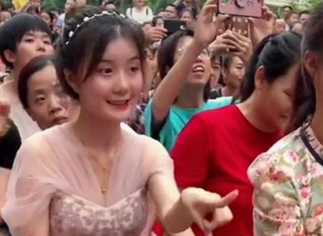 高颜值|“超暖幼师”走红,在台下领舞笑容甜美治愈,网友:羡慕小朋友