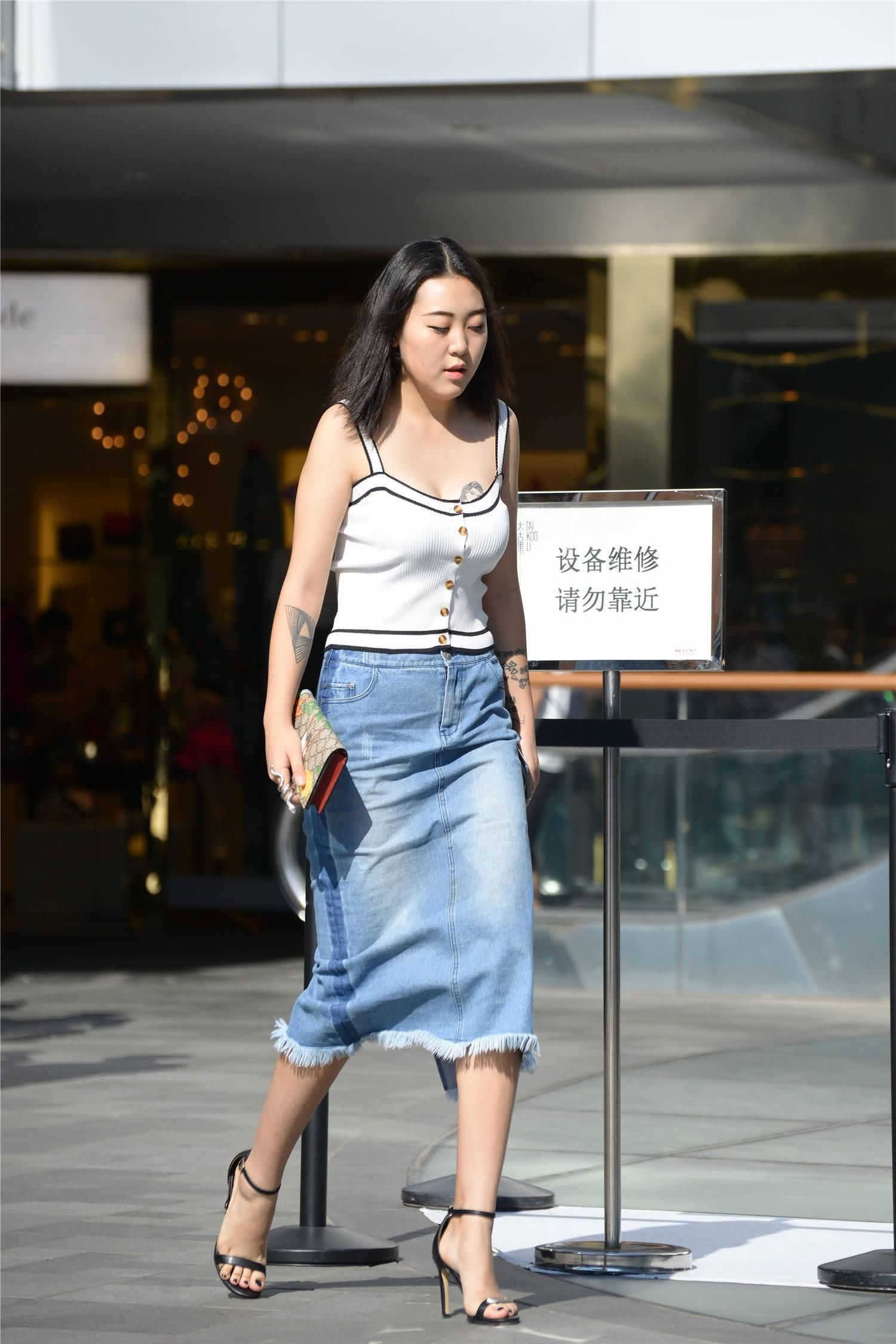 高跟鞋|纯白色的吊带紧身裙,搭配红色高跟鞋,特别显身材