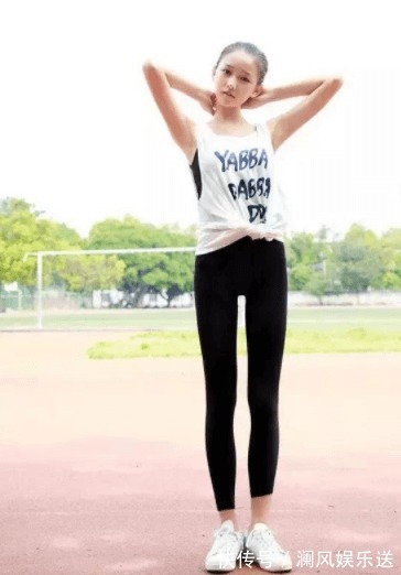 一字马|170清纯校花，操场展示完美身材和一字马，甜美外貌让人遐想
