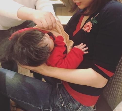 男孩|宝妈有话说,5岁男孩“癖好”太特殊,喜欢摸妈妈这个地方,爸爸看不下去