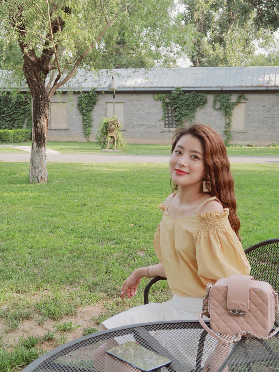 气质感|穿一字肩也可以很出众,搭配牛仔裤简约甜美,还提升气质感