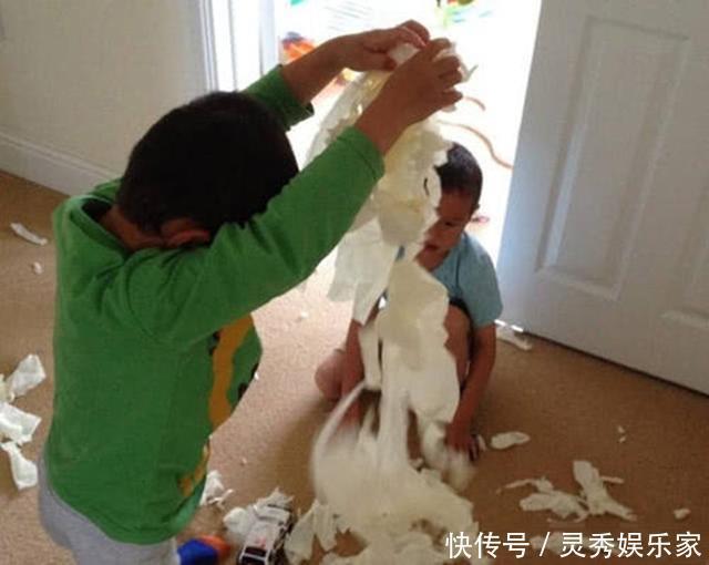 弟弟|熊孩子偷偷把弟弟放在锅里,妈妈发现时“配料”已撒好:都是钱啊