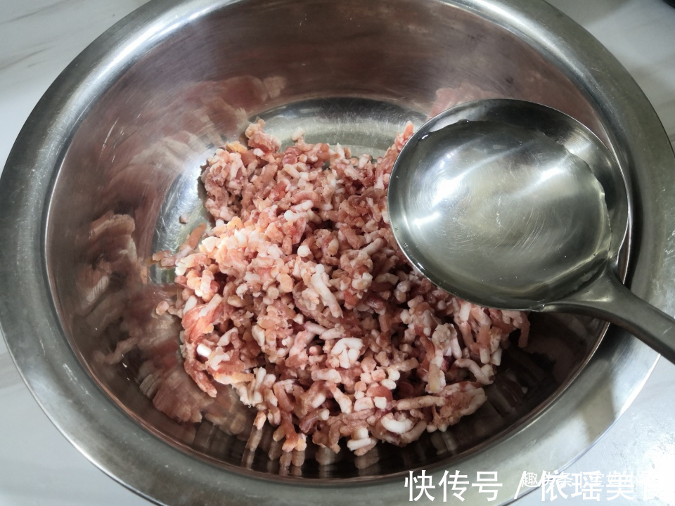 包子|最适合蒸包子的两种菜，夏季吃，维生素丰富营养多，咬一口老香了