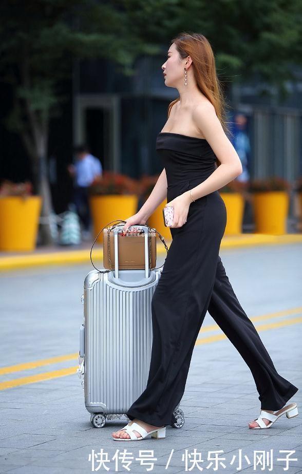 担心|穿这样的衣服,最怕起风了,真让人担心不已