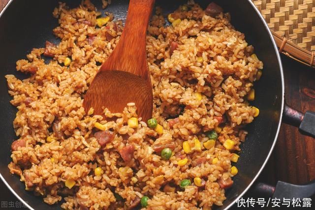 蛋炒饭吃腻了?酱油炒饭试试看，鲜香入味，营养均衡，做法超简单