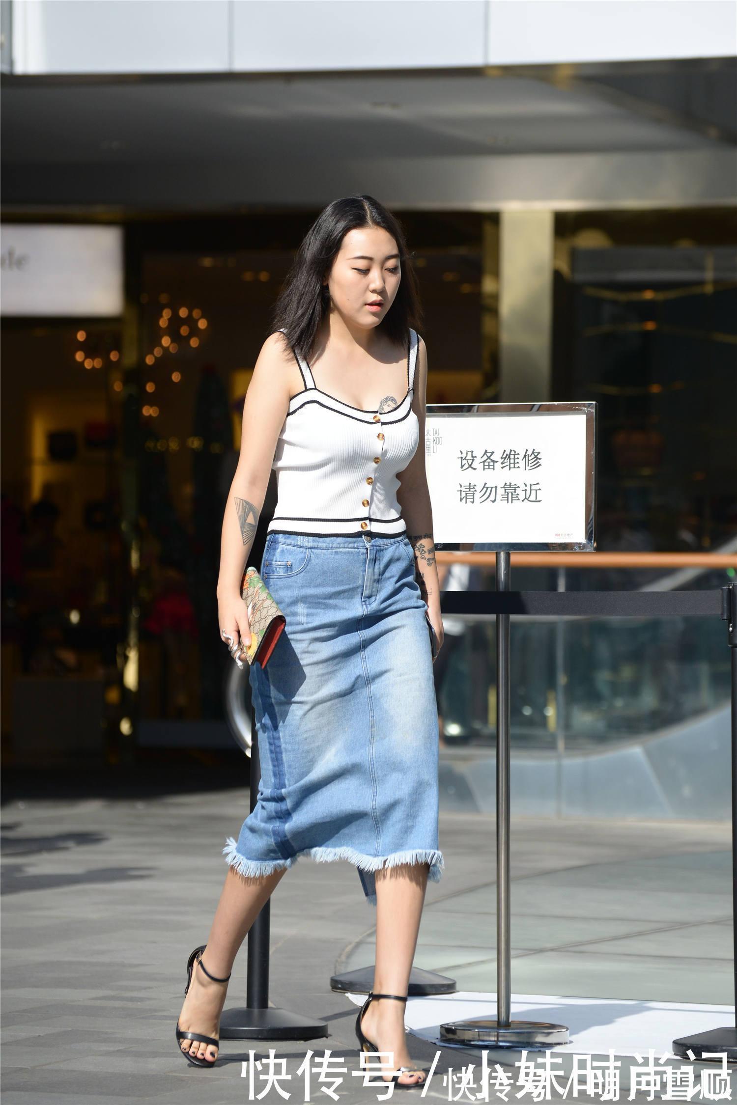 一字带|街拍高腰牛仔筒裙搭配一字带细高跟,微胖身材也可以搭配出时尚美