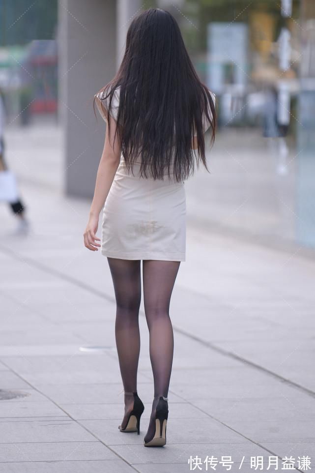 连衣裙|黑丝袜搭配米黄色“朋克风”连衣裙出众又时尚,长发飘飘魅力感十足