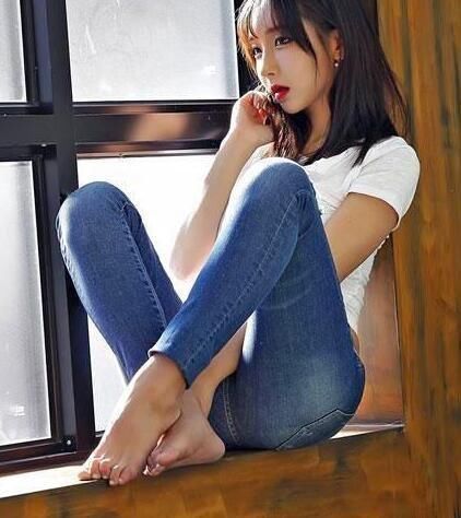 性感|小仙女穿紧身牛仔裤,凸凹曲线身材,性感十足!